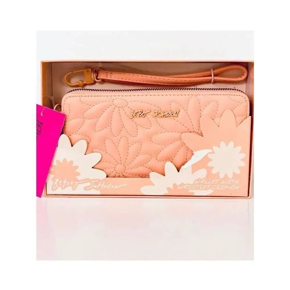 NWT Betsey Johnson Quilted Flowers Coral Pink Zip All Around Wristlet Wallet!!!
